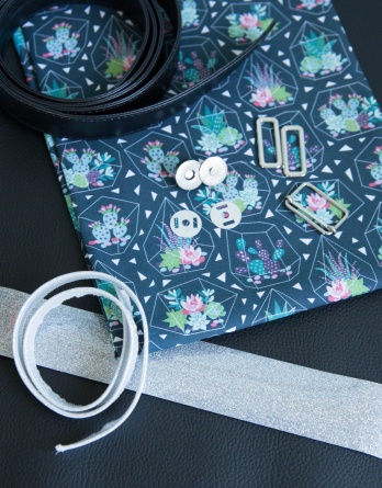 Le kit de couture: La besace Lou de Dodynette- cactus/simili cuir noir -