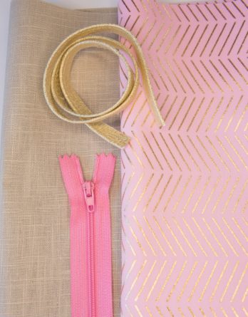 Le kit de couture trousse Candy taille 1 - chevron dorés fond rose & toile tissée effet lin