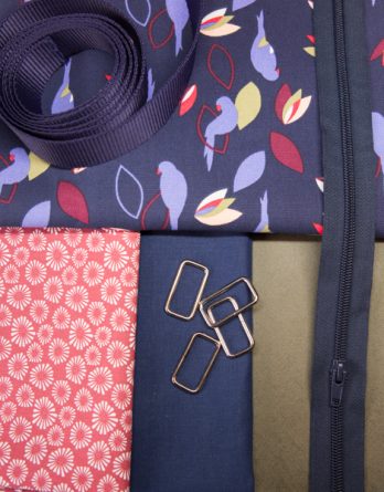 Le kit de couture sac Hugo (tailles 1 et 2)  - Perroquets et pétales sur fond bleu foncé / fond de sac vintage kaki