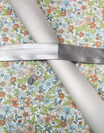Le kit Joane (taille 3)  - Fleurs de printemps pastels fond blanc, simili argent mate, biais simili cuir argenté