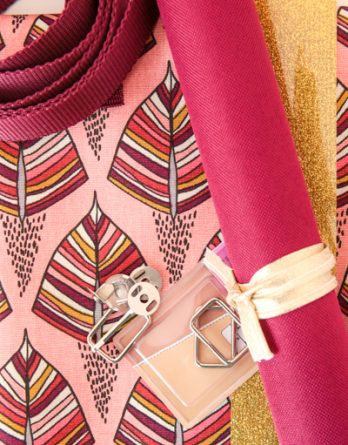Le kit Besace Lou de Dodynette- Plumes multicolores fond rose/ toile à sac prune