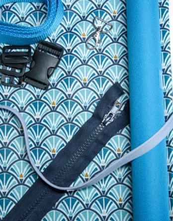 Le kit de couture sac banane Charly  (toutes tailles)  - Tissu enduit zen vagues bleu et gris / toile à sac imperméable bleu