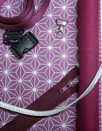 Le kit de couture sac banane Charly  (toutes tailles)  - Tissu enduit graphique japonais violine / toile à sac imperméable prune