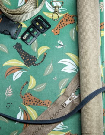 Le kit de couture sac banane Charly  (toutes tailles)  - Tissu enduit Léopards et feuillages / toile à sac imperméable marron clair