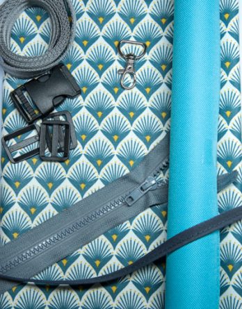 Le kit de couture sac banane Charly  (toutes tailles)  - Tissu enduit motifs japonisants turquoise fond blanc / toile à sac imperméable turquoise